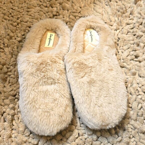 New‎ Dearfoams Women's L 9-10 Beige Fuzzy Slippers Quilted Memory Foam Insole - Picture 1 of 4